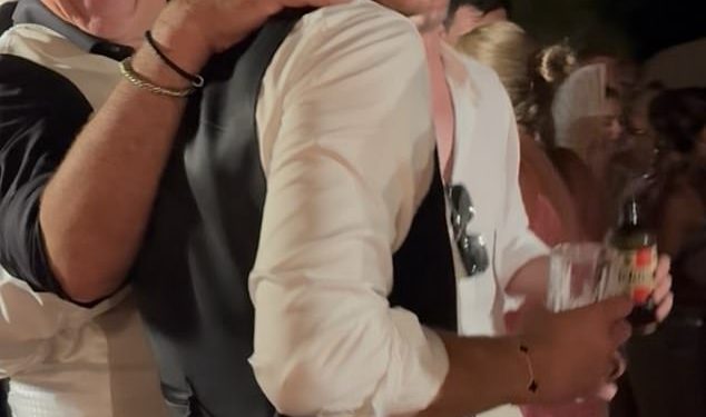 Arsenal Legenda iznenađujući je gost na vjenčanju Aarona Ramsdalea kao bivše zabave golmana Gunnera sa suprugom Georginom