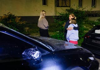 Lokalni ljudi reagiraju na mjestu štrajka drona na stambenoj zgradi u Harkivu, sjeveroistočna Ukrajina