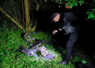 Ukrajinski dužnosnici prikupljaju bespilotne letjelice u blizini mjesta štrajka bespilotne letjelice na stambenoj zgradi u Harkivu, sjeveroistočna Ukrajina