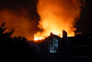 Spasioci rade na mjestu štrajka bespilotne letjelice na stambenoj zgradi u Harkivu, sjeveroistočna Ukrajina