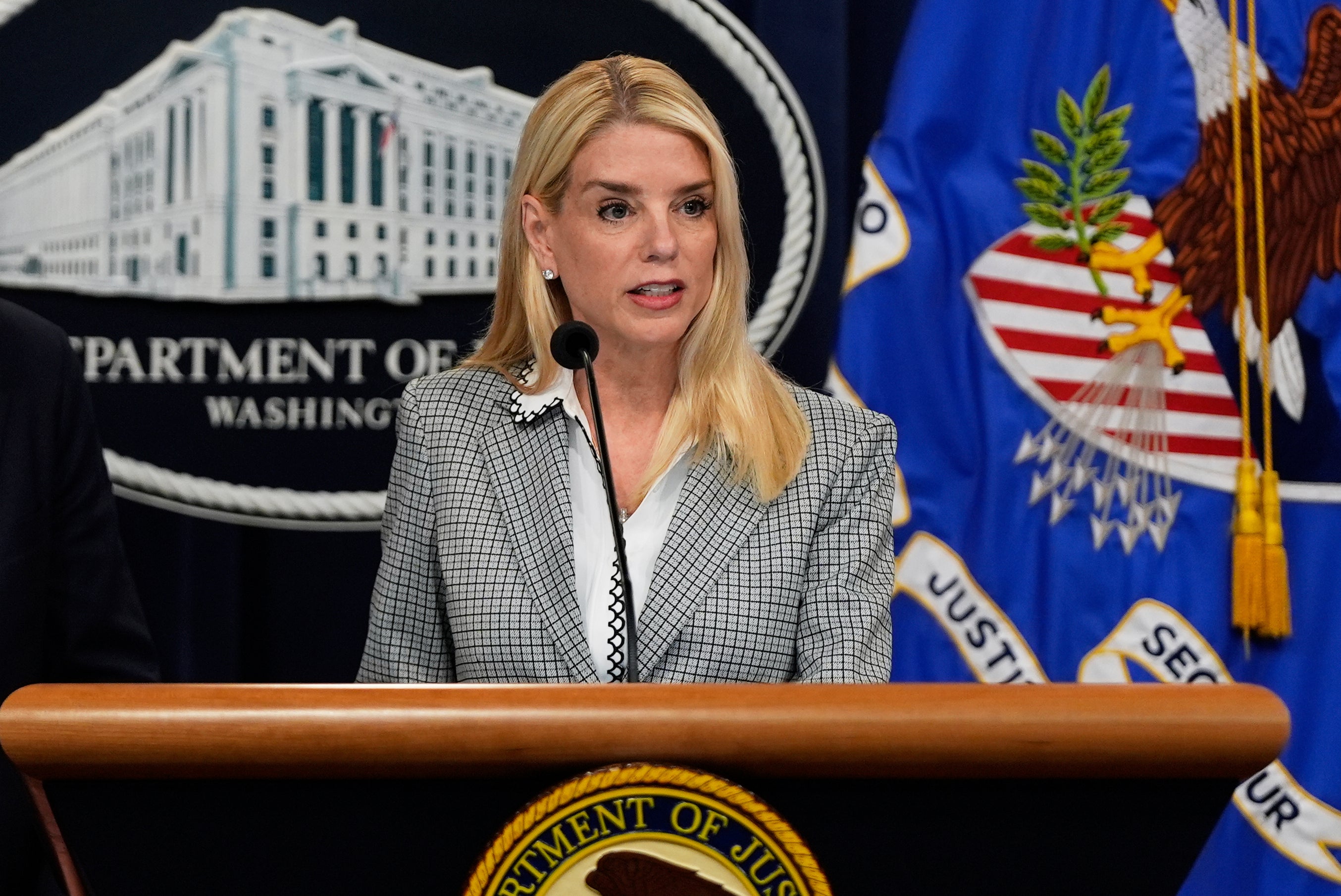 Glavni odvjetnik Pam Bondi nazvao je optužbu i optužbe protiv Kilmara Abrega Garcia 'američku pravdu' nakon što je Trumpova administracija više puta prkosila sudskim naredbama zbog povratka u Sjedinjene Države
