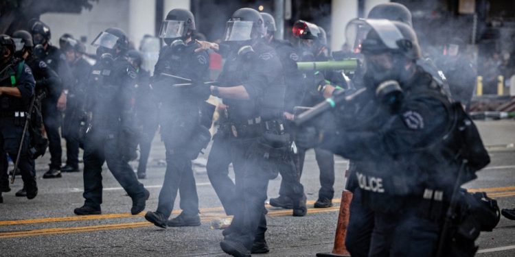 Australski novinar snimljen s gumenim metkom tijekom nereda Los Angeles (video) – RT World News