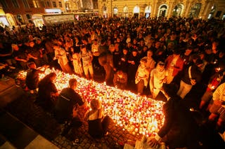 Ljudi svijetle svijeće na glavnom trgu u centru grada nakon smrtonosne pucnjave u školi u Grazu u Austriji
