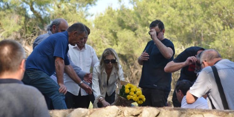 Ava se u suzama oprostila od svoga oca. Zahvalila je za sve što je za nju učinio