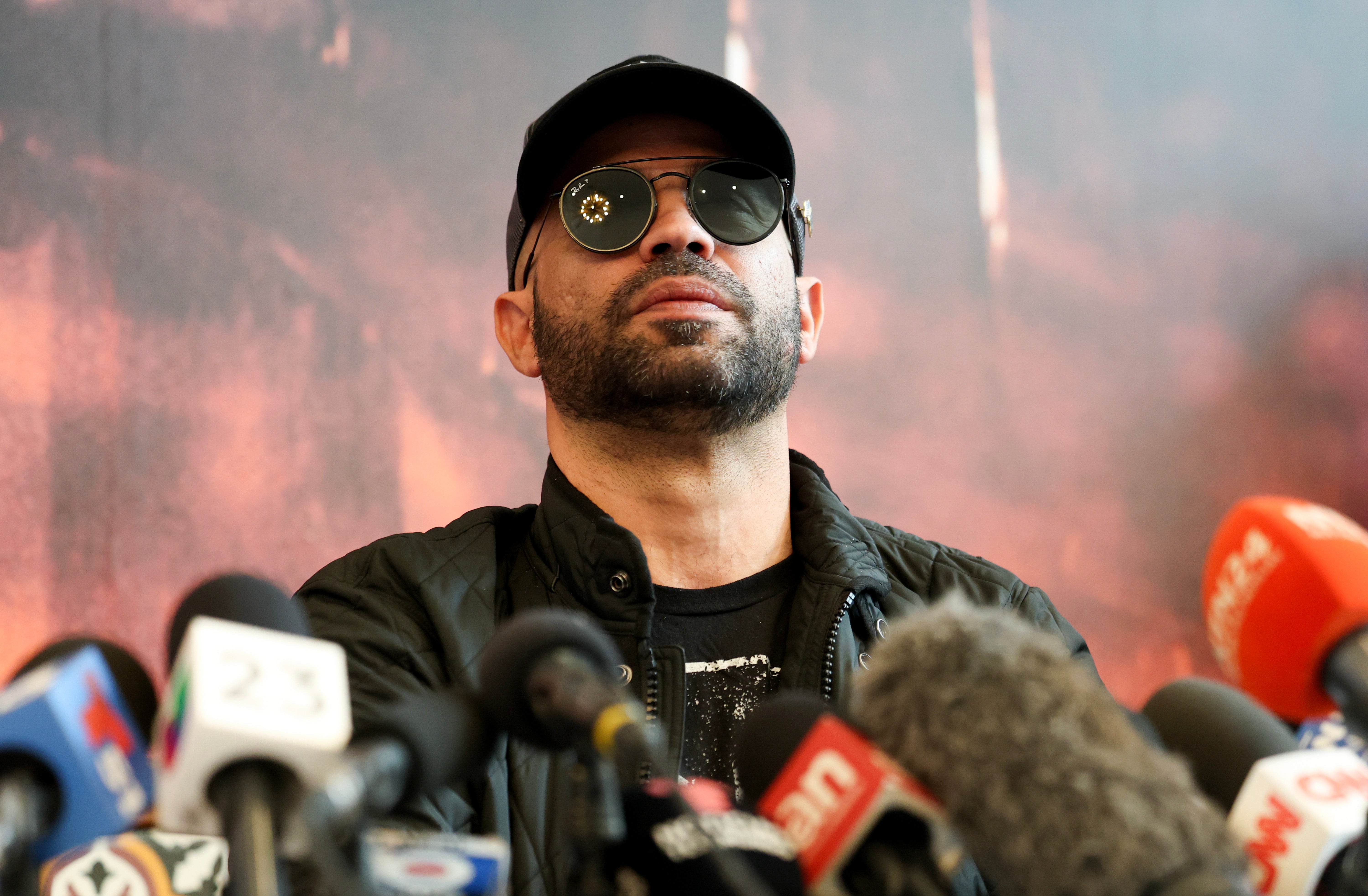 Enrique Tarrio, vođa bandi desnog krila ponosnih dječaka, kojeg je Donald Trump pomilovao nakon što je osuđen za sedičnu zavjeru zbog svoje uloge u neredu Capitol, jedan je od pet optuženih optuženika koji tuže saveznu vladu za 100 milijuna dolara