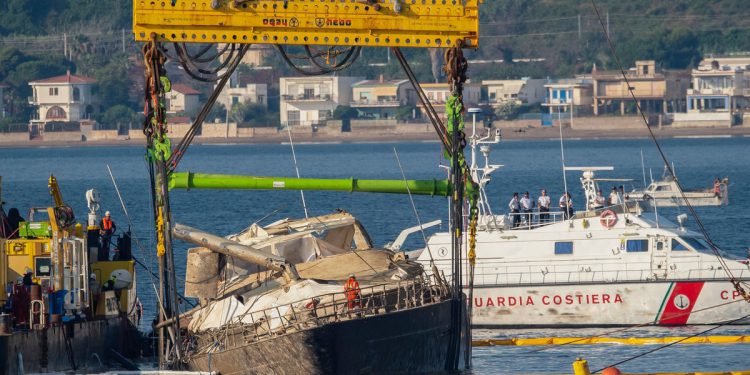 Bayesov: Britanski tajkun Mike Lynch’s Superyacht viđen na površini prvi put otkako je tragedija ubijena 7