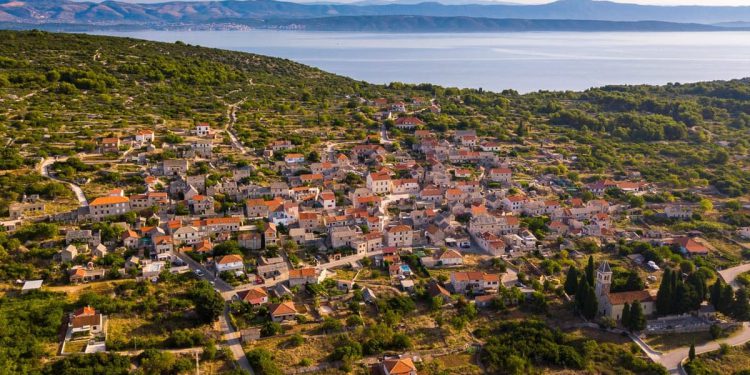 BeeWell Šolta Fest u Grohotama na Šolti