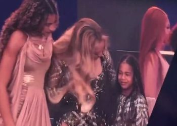 Beyoncéova kći Rumi, sedam godina, uplašila se dok se pridružuje majci superzvijezde na emocionalni trenutak na pozornici tijekom svoje kaubojske Carter Tour u Londonu