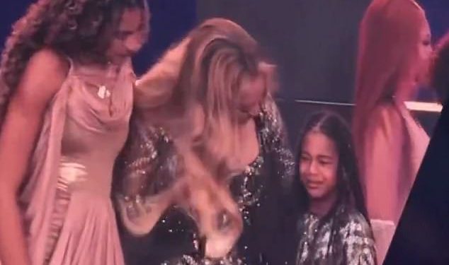 Beyoncéova kći Rumi, sedam godina, uplašila se dok se pridružuje majci superzvijezde na emocionalni trenutak na pozornici tijekom svoje kaubojske Carter Tour u Londonu