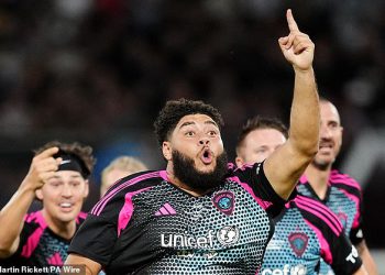 Big Zuu postiže pobjednika u nogometnoj pomoći – nakon što je predvidio da će postići gol na dužnostima pundira prije početka – dok se World XI osvećuje Engleskoj na Old Traffordu