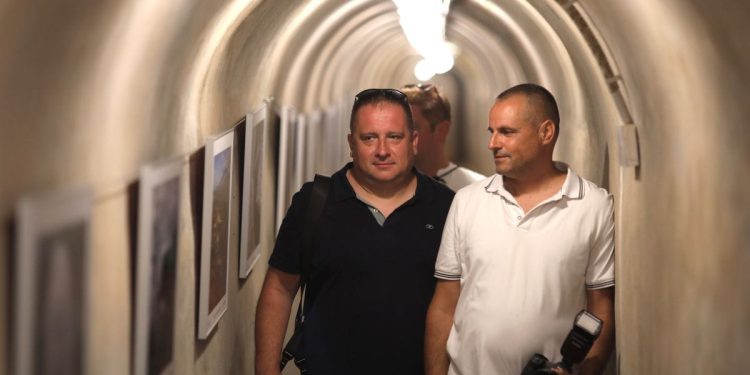 Biševo postalo dom impresivne fotografske izložbe „Iz visina u tišinu“