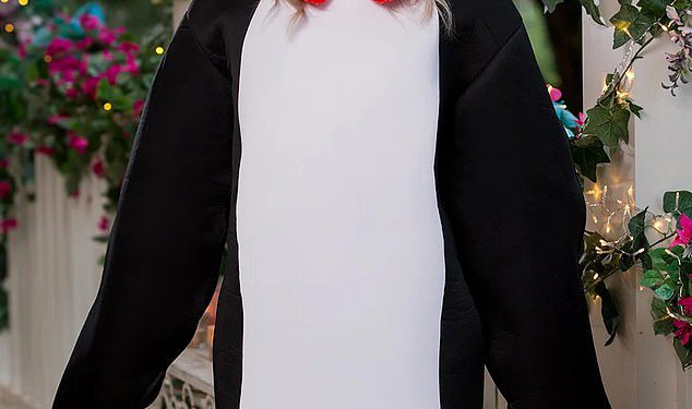 Biste li napustili kuću noseći ovu odjeću? Aussie reality zvijezda okreće glave u vrlo rizičnom odijelu