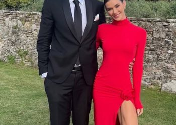 Biste li to nosili na vjenčanje? Brittany Hockley ukrade u središtu pozornosti i riskira neispravnost garderobe u odvažnom crvenom odjeću do međunožja na Friend’s Nuptials u Italiji