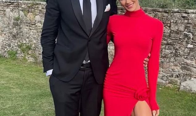 Biste li to nosili na vjenčanje? Brittany Hockley ukrade u središtu pozornosti i riskira neispravnost garderobe u odvažnom crvenom odjeću do međunožja na Friend’s Nuptials u Italiji