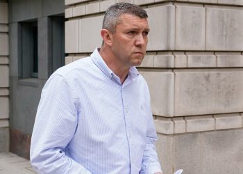 Bivši policijski službenik osuđen nakon što je podijelio povjerljive podatke s ponosnim dječacima