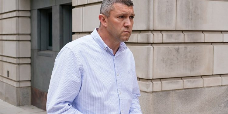 Bivši policijski službenik osuđen nakon što je podijelio povjerljive podatke s ponosnim dječacima