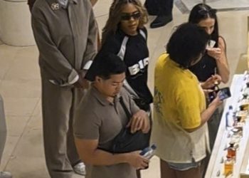 Blue Ivy, 13, uživa u kupovini u Parizu prije nego što se pridružila mami Beyoncé na pozornici za turneju kauboja Carter