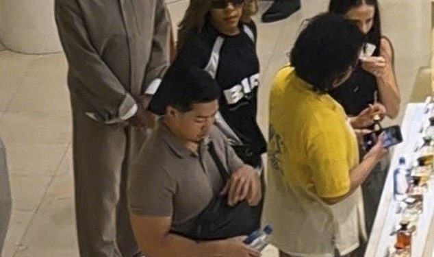 Blue Ivy, 13, uživa u kupovini u Parizu prije nego što se pridružila mami Beyoncé na pozornici za turneju kauboja Carter