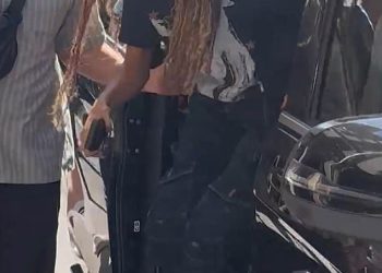 Blue Ivy izgleda pljuvačku sliku svoje majke superzvijezde Beyoncé dok stiže u Pariz s reperom tatom Jay-Z