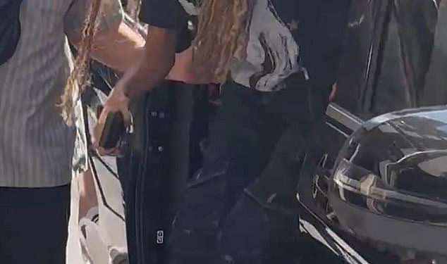 Blue Ivy izgleda pljuvačku sliku svoje majke superzvijezde Beyoncé dok stiže u Pariz s reperom tatom Jay-Z