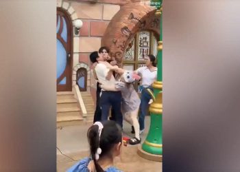 Borba izbija između parova uhvaćena je na videu u Disneylandu China