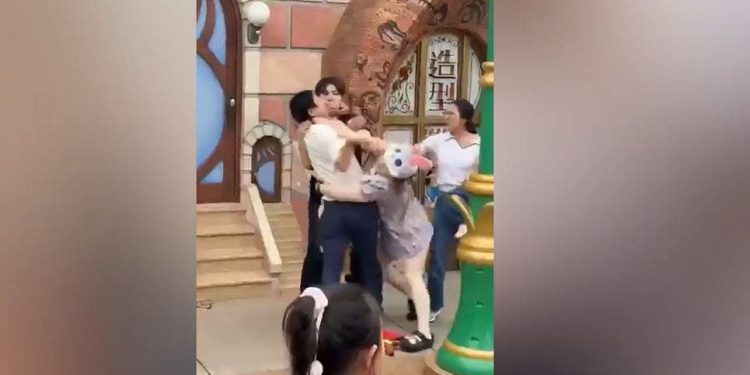 Borba izbija između parova uhvaćena je na videu u Disneylandu China