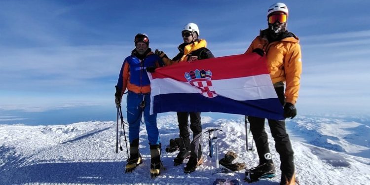 Bračani ruše stereotipe u humanitarnoj akciji “Srcem kroz planine”