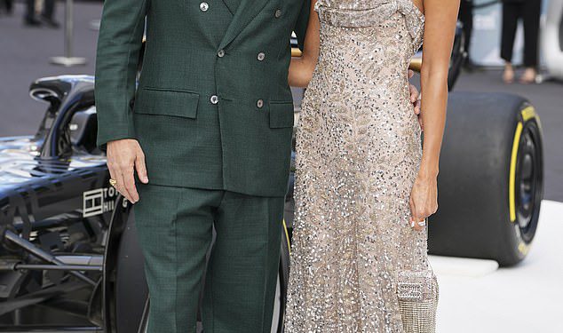 Brad Pitt izgleda više voljeno nego ikad s glamuroznom djevojkom Ines de Ramon, dok ona slatko popravlja svoj šal na crvenom tepihu na F1: The Film Premiere u Londonu