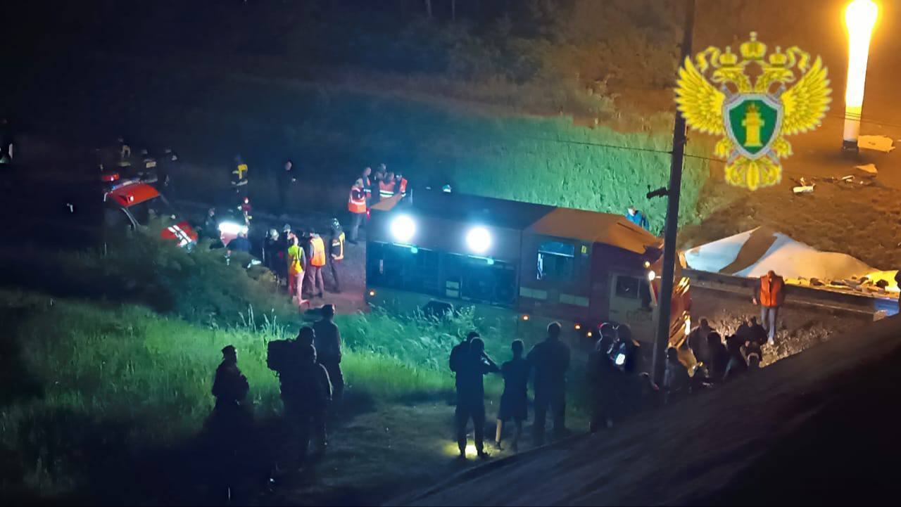 Spasilački timovi nastavljaju ispitivati oštećene kočije i lokomotivu vlaka nakon što se probio cestovni most i naknadno skretanje putničkog vlaka u ruskoj regiji Bryansk