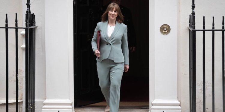 Britanija ‘nije u ratu’ unatoč tome što je poslala RAF Jets na Bliski Istok, kaže Reeves