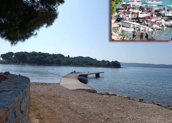 CIRKUS SE NASTAVLJA Iako su pontoni misteriozno uklonjeni, na Drveniku Velom “poduzetnici” godinama devastiraju podmorje i nikom ništa!