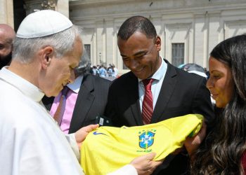 Cafu daje brazilsku košulju papi Leone XIV u sluhu Vatikana