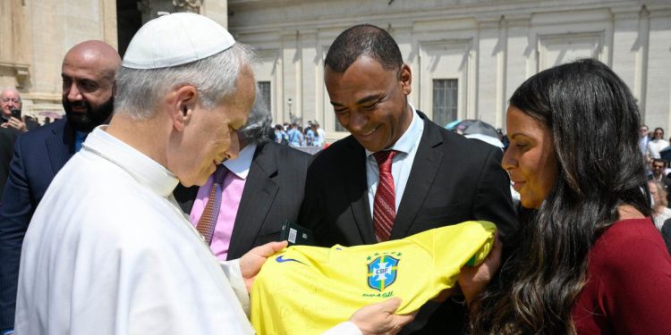 Cafu daje brazilsku košulju papi Leone XIV u sluhu Vatikana