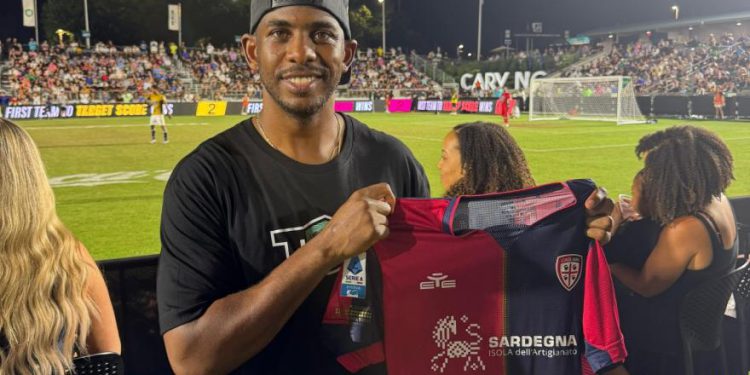 Cagliari, posebni obožavatelj u SAD -u: Chris Paul prima majicu Rossoblù
