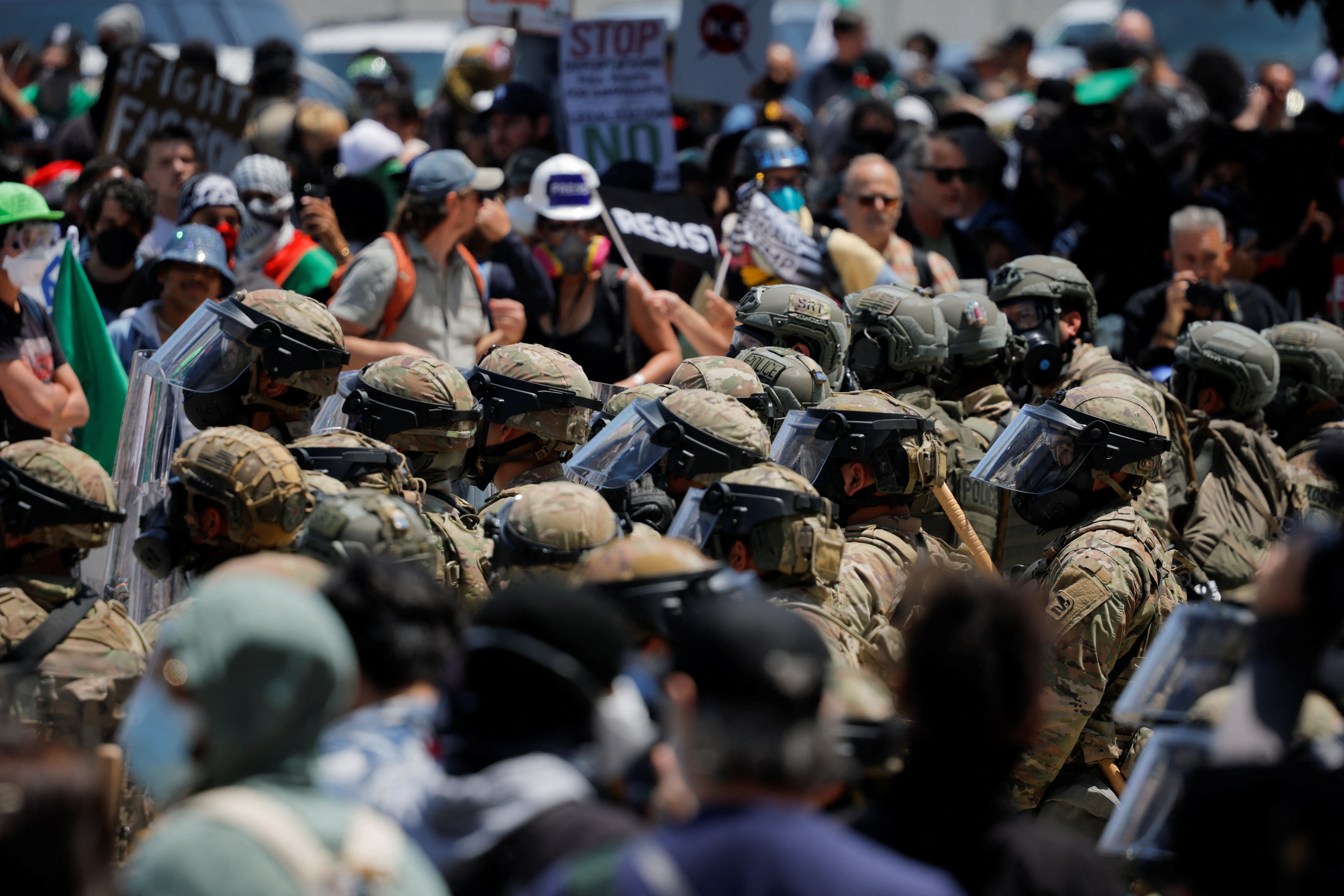 Demonstranti se okupljaju kako bi se protestirali protiv saveznih imigracijskih poteškoća, budući da članovi Kalifornijske nacionalne garde stoje ispred savezne zgrade Edwarda R. Roybala nakon njihovog raspoređivanja američkog predsjednika Donalda Trumpa, kao odgovor na prosvjede, u Los Angelesu, Kalifornija, u SAD -u, 8. lipnja 2025.