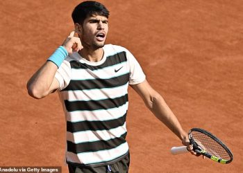 Carlos Alcaraz povlači zadivljujući povratak dok spašava tri boda za prvenstvo kako bi pobijedio Jannik Sinner i zadržao svoj French Open naslov u Epic Finalu