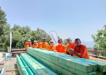 Cemexovi volonteri u akciji saniranja krova Planinarskog doma Putalj