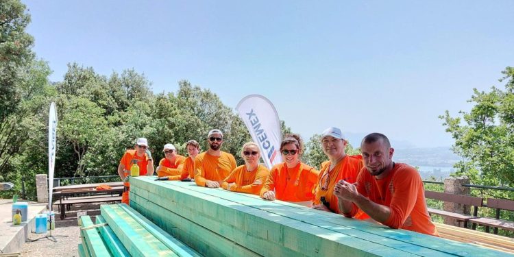 Cemexovi volonteri u akciji saniranja krova Planinarskog doma Putalj