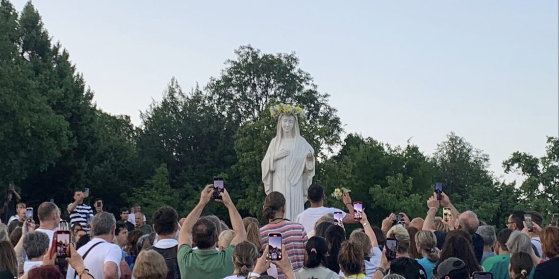 Četvrti dan izvanredne devetnice u Međugorju: ‘Sve je blagoslovila znakom križa’