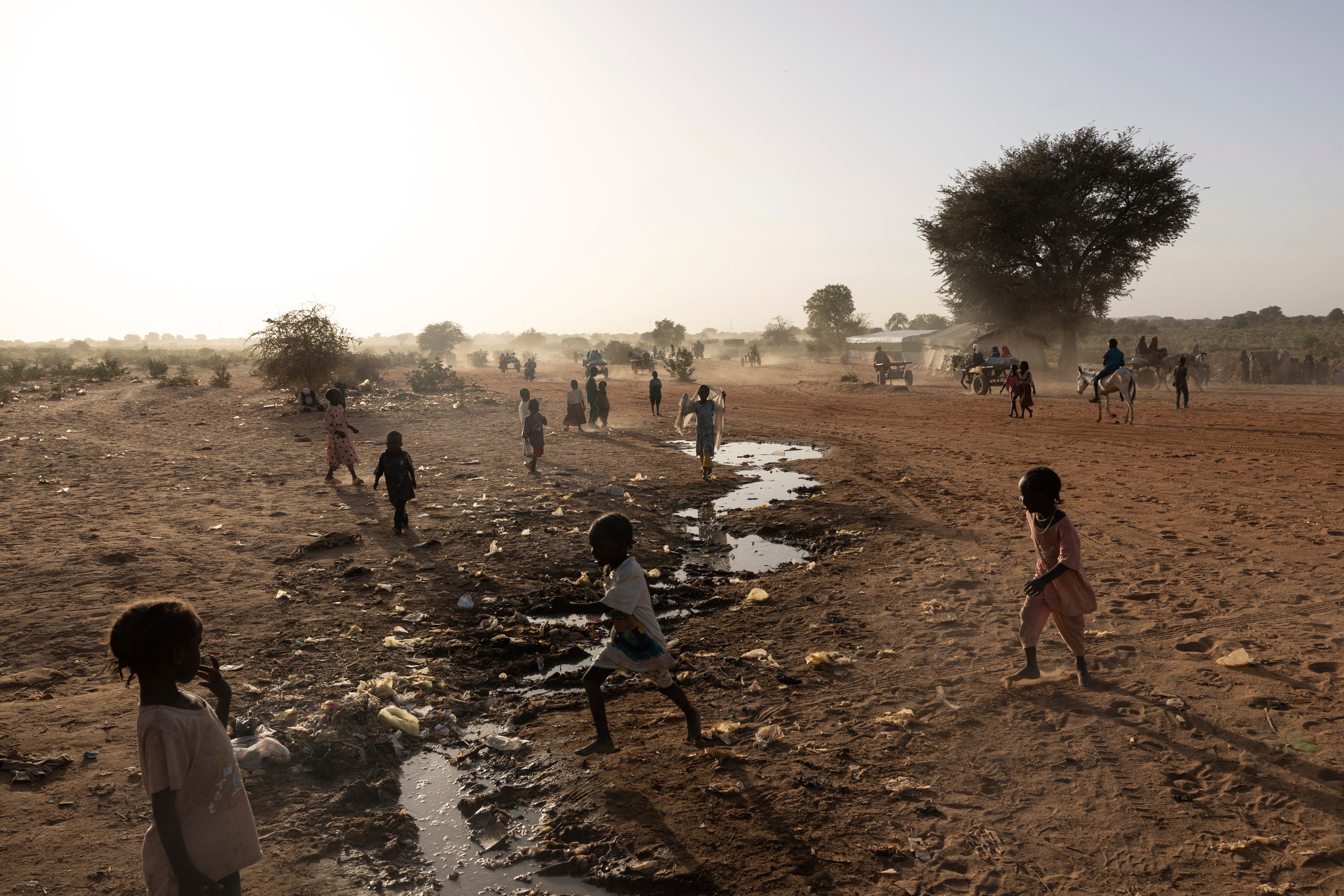 Djeca se igraju po sudanskoj granici u izbjegličkom kampu čada