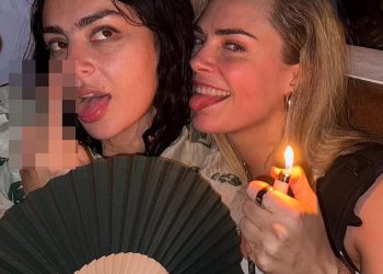 Charli XCX stavlja vrlo leggy zaslon u crnim hotpantima i usjev vrh dok zabavlja s Cara Delevingne u Glastonburyju