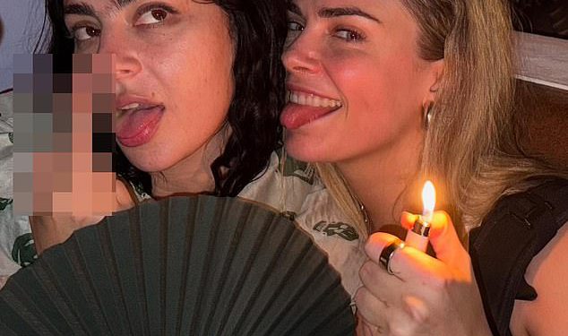 Charli XCX stavlja vrlo leggy zaslon u crnim hotpantima i usjev vrh dok zabavlja s Cara Delevingne u Glastonburyju