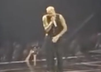 Chris Brown zahvaljuje Manchesteru ‘na zatvoru’ dok je na pozornicu u gradu odlazio mjesec dana nakon što je uhićen zbog navodnog napada noćnog kluba