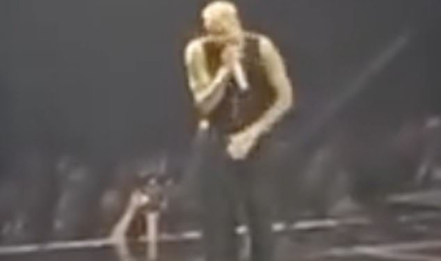 Chris Brown zahvaljuje Manchesteru ‘na zatvoru’ dok je na pozornicu u gradu odlazio mjesec dana nakon što je uhićen zbog navodnog napada noćnog kluba