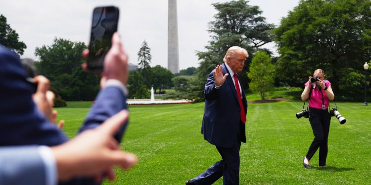 Čini se da su Trumpovi planovi da budu “mirni” predsjednik u plamenu