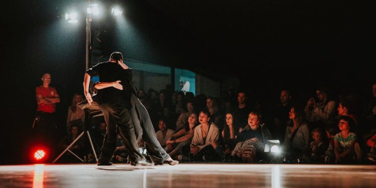 Cirkus Kolektiv vas poziva na 8. Open stage, otvorenu večer performansa!