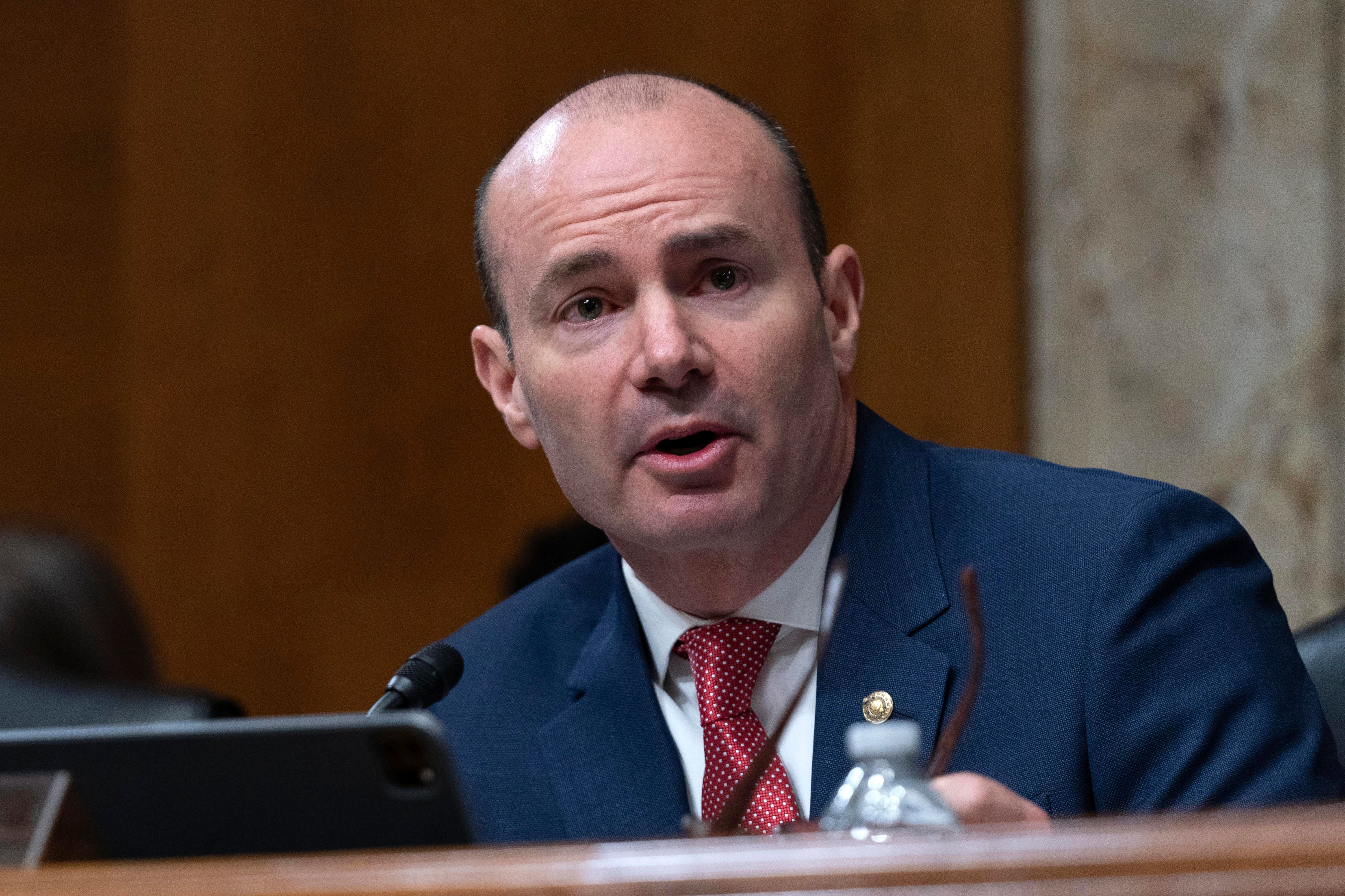 Senator Mike Lee je među republikanskim dužnosnicima pojačao neutemeljene nagađanja što sugerira da je politička ljevica odgovorna za ubojstvo uglednog demokrata i njenog supruga u Minnesoti