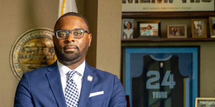 Čovjek uhićen nakon što se pojavio u kući gradonačelnika Memphisa s Taser -om, vrpcom s vodom i konopom u automobilu