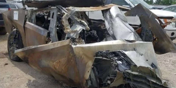 CyberTruck “defektivno dizajniran”, izgorio je tako vruće u sudaru da su vozačeve kosti doslovno raspadale: tužba