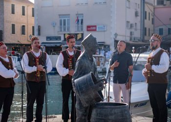 DI JE BIJA? Otvara se brončana skulptura momka “Šime” u Vodicama!